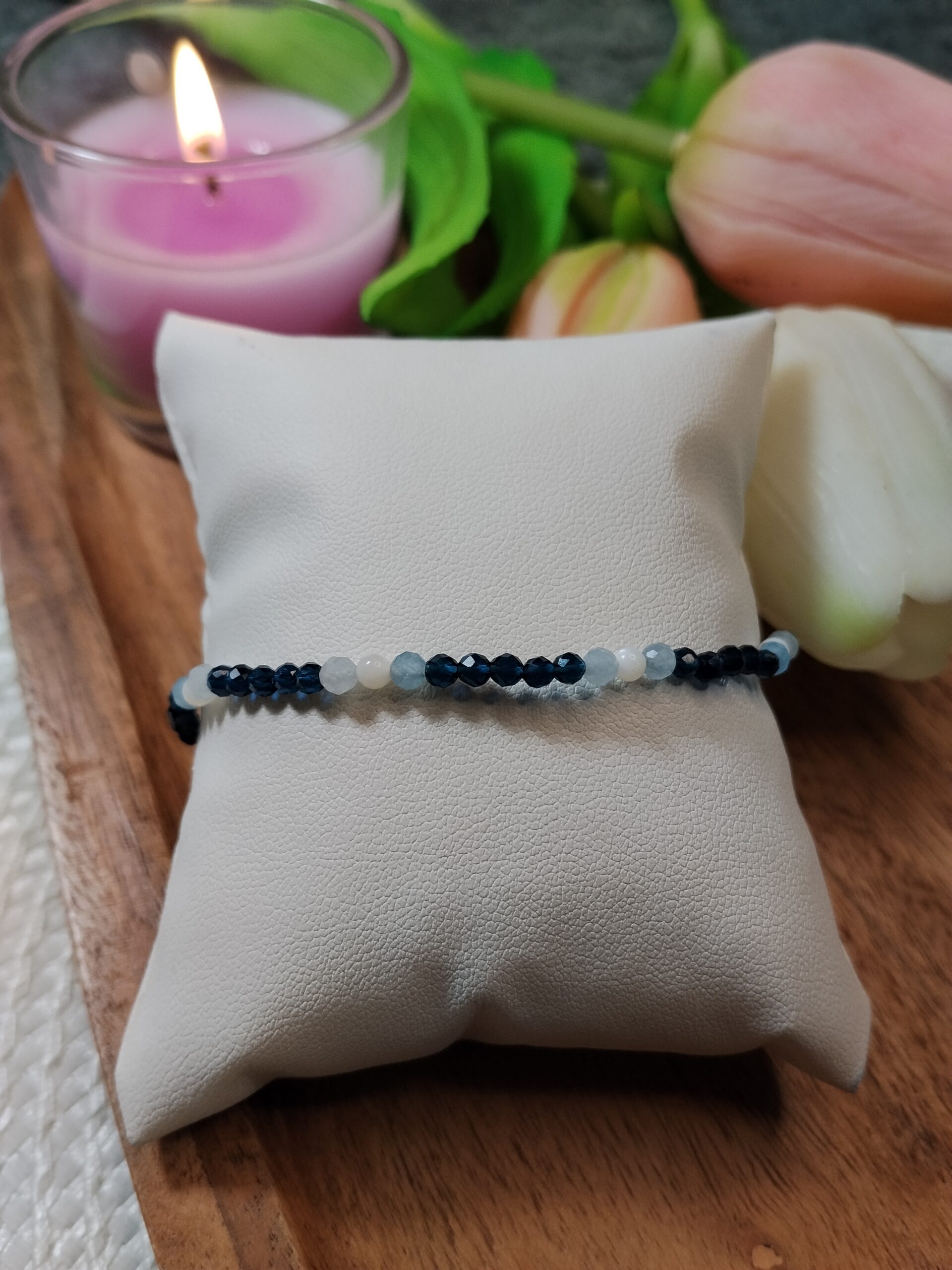 bransoletka na gumce niebieski spinel akwamaryn opal